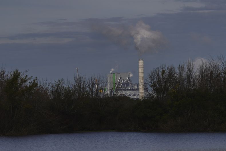 La planta de celulosa de Paso de los Toros, de la multinacional finlandesa UPM, está recostada en una de las riberas del Río Negro, vista desde Tacuarembo, Uruguay, el martes 6 de junio de 2023, en el día de su inauguración. (AP Foto/Matilde Campodónico)