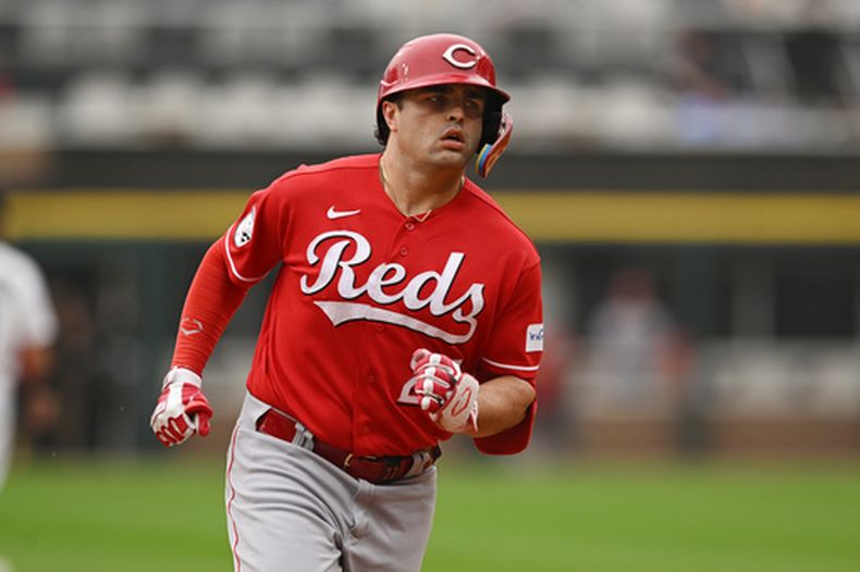 El jugador de los Rojos de Cincinnati, Sal Stewart, recorre las bases tras conectar un jonrón solitario durante la primera entrada de un partido de béisbol contra los Medias Blancas de Chicago en Chicago, el jueves 13 de agosto de 2026. (Foto AP/Paul Beaty)
