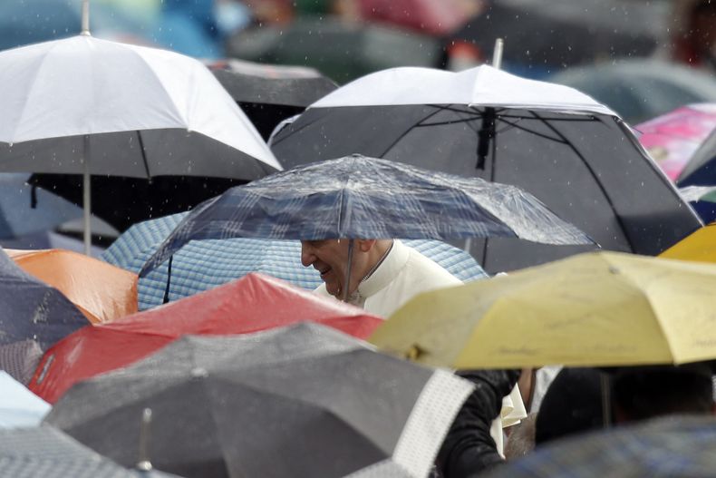 Bajo una ligera lluvia, el papa Francisco bendice a los fieles en la Plaza de San Pedro durante la audiencia general semanal en el Vaticano, el mi&eacute;rcoles 9 de octubre de 2013. (Foto AP/Gregorio Borgia)