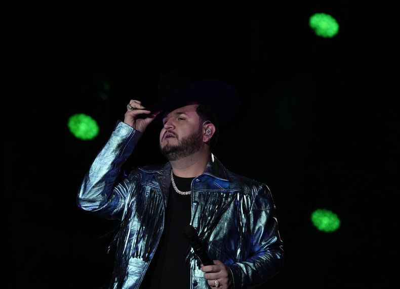 El cantante mexicano Edén Muñoz durante su concierto en el segundo día del festival Arre en la Ciudad de México el 10 de septiembre de 2023. (Foto AP/Fernando Llano)