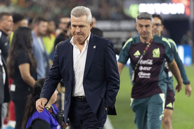 El técnico de la selección mexicana Javier Aguirre llega al banquillo para un partido amistoso ante Canadá, el martes 10 de septiembre de 2024 en Arlington, Texas. (AP foto/Tony Gutiérrez)