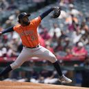 El dominicano Cristian Javier, abridor de los Astros de Houston, hace un lanzamiento en el juego del miércoles 10 de mayo de 2023, ante los Angelinos de Los Ángeles (AP Foto/Ashley Landis)