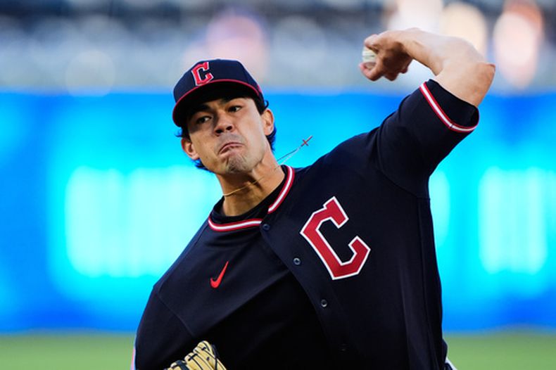 Joey Cantillo, abridor de los Guardianes de Cleveland, lanza en el juego ante los Reales de Kansas City, el miércoles 6 de mayo de 2026 (AP Foto/Charlie Riedel)