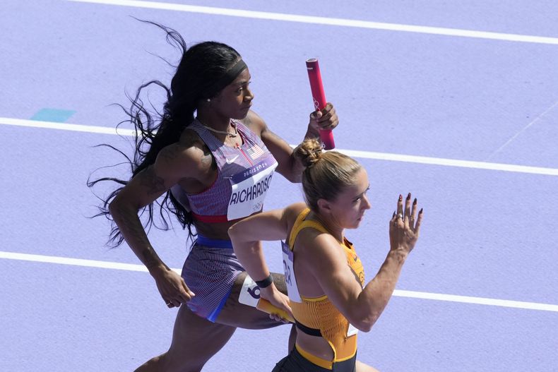La estadounidense Shacarri Richardson y la alemana Rebekka Haase compiten en las eliminatorias del relevo 4x100 femenino de los Juegos Olímpicos de París, el jueves 8 de agosto de 2024, en Saint-Denis, Francia. (AP Foto/Martin Meissner)