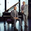 El jazzista galardonado con el Pulitzer Wynton Marsalis, derecha, y Bryan Stevenson, pianista y fundador de Equal Justice Initiative posan para un retrato el jueves 13 de junio de 2024, en Nueva York. (Foto AP/Andres Kudacki)
