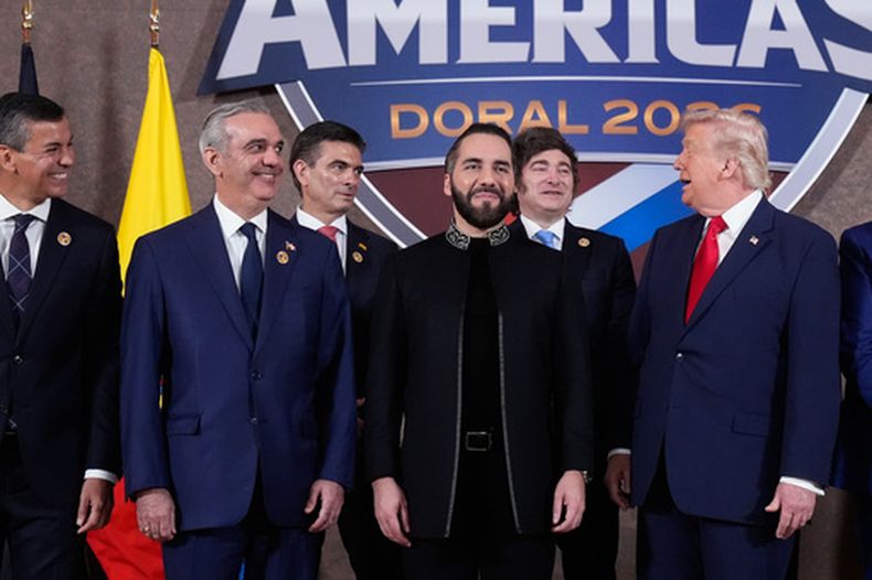ARCHIVO - El presidente de Estados Unidos, Donald Trump, posa para una foto de grupo con, de izquierda a derecha, el presidente de Paraguay, Santiago Peña; el de República Dominicana, Luis Abinader; el de Bolivia, Rodrigo Paz Pereira; el de El Salvador, Nayib Bukele, y el de Argentina, Javier Milei, en la cumbre Shield of the Americas, en el Trump National Doral Miami, en Doral, Florida, el 7 de marzo de 2026. (AP Foto/Mark Schiefelbein, archivo)