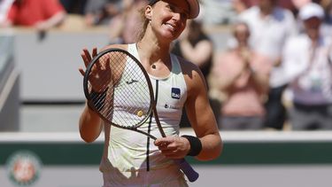Beatriz Haddad Maia celebra tras derrotar a Sara Sorribes Tormo en los octavos de final del Abierto de Francia, el lunes 5 de junio de 2023. (AP Foto/Jean-Francois Badias)