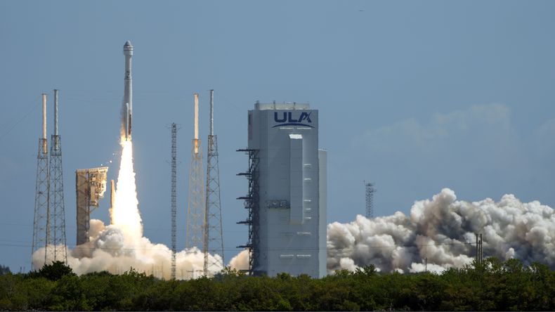 La cápsula Starliner de Boeing, impulsada por un cohete Atlas V, despega del Complejo de Lanzamiento Espacial 41 en la Estación de la Fuerza Espacial de Cabo Cañaveral hacia la Estación Espacial Internacional, el miércoles 5 de junio de 2024, en Cabo Cañaveral, Florida. (AP Foto/John Raoux)