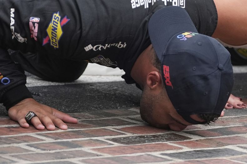 Bubba Wallace besa los ladrillos tras su victorias en la carreras de la NASCAR Cup Series en el Indianápolis Motor Speedway, el domingo 27 de julio de 2025. (AP Foto/Darron Cummings)