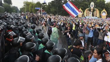 americateve | Polic&iacute;as antimotines confrontan a manifestantes durante una protesta contra el gobierno en Bangkok, Tailandia, el lunes, 25 de noviembre del 2013. (Foto AP/Wason Wanichakorn)