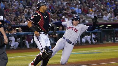 Triston Casas, de los Medias Rojas de Boston, anota frente al cátcher venezolano Gabriel Moreno, de los Diamondbacks de Arizona, en el juego del sábado 27 de mayo de 2023 (AP Foto/Matt York)