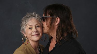 Melissa McBride, a la izquierda, y Norman Reedus posan para un retrato para promocionar The Walking Dead: Daryl Dixon durante la Comic-Con International el viernes 25 de julio de 2025, en San Diego. (Foto AP/Chris Pizzello)
