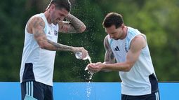 El capitán de Argentina, Lionel Messi, y Rodrigo De Paul (a la izquierda) se refrescan durante el entrenamiento para el partido contra Cabo Verde en dieciseisavos del Mundal en Fort Lauderdale, Florida, jueves 2 de julio, 2026. (AP Foto/Rebecca Blackwell)