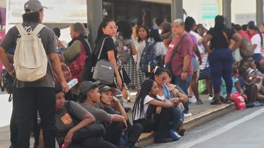 Personas se reúnen frente a un centro comercial tras un terremoto que sacudió la ciudad de Panamá el viernes 9 de octubre de 2026. (Foto AP/Aris Mariota)