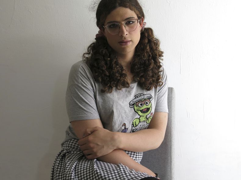 La cineasta mexicana Camilia D. Aurora, directora y protagonista del cortometraje Johanne Sacreblu, posa para una fotografía durante una entrevista en la Ciudad de México, el jueves 27 de febrero de 2025. (Foto AP /Berenice Bautista)