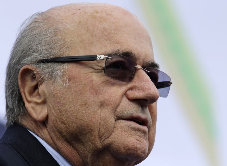 El presidente de la FIFA Joseph S. Blatter habla durante la ceremonia de iinauguraci&oacute;n de una instalaci&oacute;n de entrenamientos de f&uacute;tbol en el pueblo de Carmona, al sur de Manila, Filipinas, el  domingo, 30 de noviembre del 2014. (Foto A