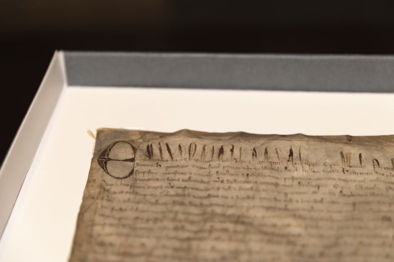 Esta imagen, proporcionada por la Escuela de Derecho de Harvard, muestra una copia rara de la Carta Magna de 1300 en un expositor en la Escuela de Derecho de Harvard, en Cambridge, Massachusetts, el 15 de abril de 2025. (Lorin Granger/Escuela de Derecho de Harvard vía AP)