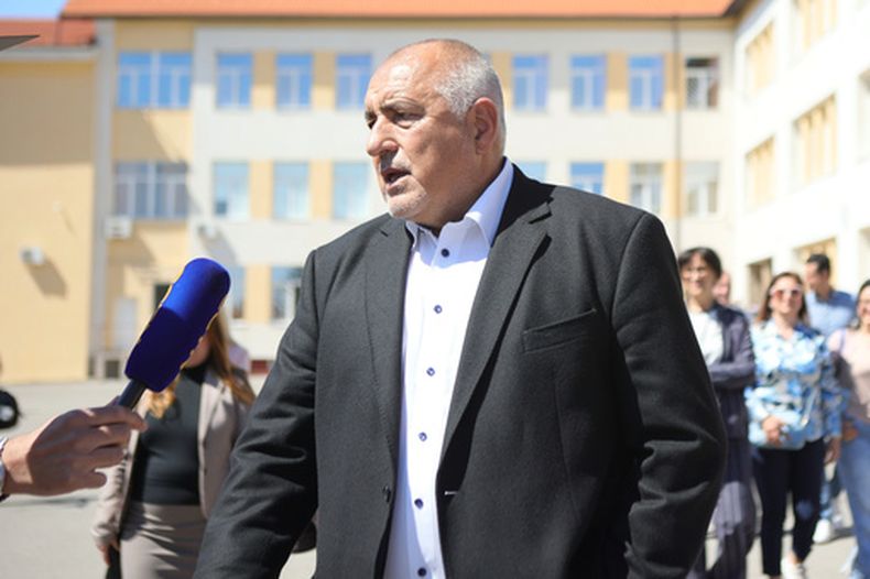 El ex primer ministro Boyko Borissov habla con periodistas tras depositar su voto en Bankya, Bulgaria, el 19 de abril del 2026. (AP foto/Valentina Petrova)