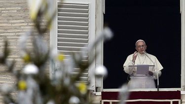 americateve | El papa Francisco pronuncia un mensaje a los fieles reunidos en la Plaza de San Pedro para el rezo del Angelus, en el Vaticano, el domingo 22 de diciembre de 2013. (Foto AP/Gregorio Borgia)