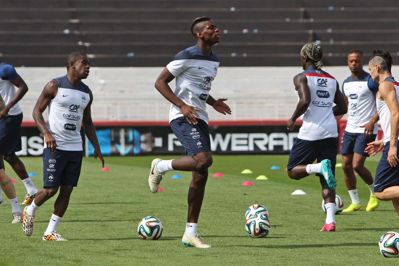 El franc&eacute;s Paul Pogba (centro) se entrena en Ribeirao Preto, Brasil, el s&aacute;bado 28 de junio de 2014 (AP Foto/David Vincent)