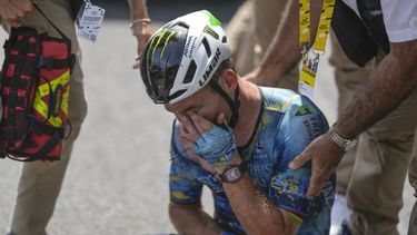 El británico Mark Cavendish recibe atención médica después de una caída en la octava etapa del Tour de Francia, un recorrido de 201 kilómetros (125 millas) desde Libourne hasta Limoges, Francia, el 8 de julio de 2023. (AP Foto/Thibault Camus)