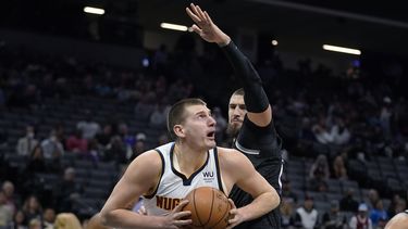 Jokic domina a Kings, Nuggets ganan tras desaprovechar renta