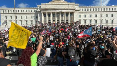 Maestros toman el ala sur del Capitolio para exigir mejora salarial y a sus pensiones