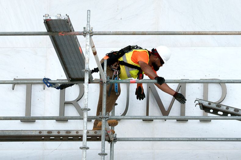 Un trabajador construye un andamio frente al letrero del John F. Kennedy Center for the Performing Arts en Washington, el viernes 12 de junio de 2026. (AP Foto/Cliff Owen)