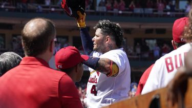 Eddie Casiano y Yadier Molina hacen las paces tras su intercambio de palabras en la final del BSN