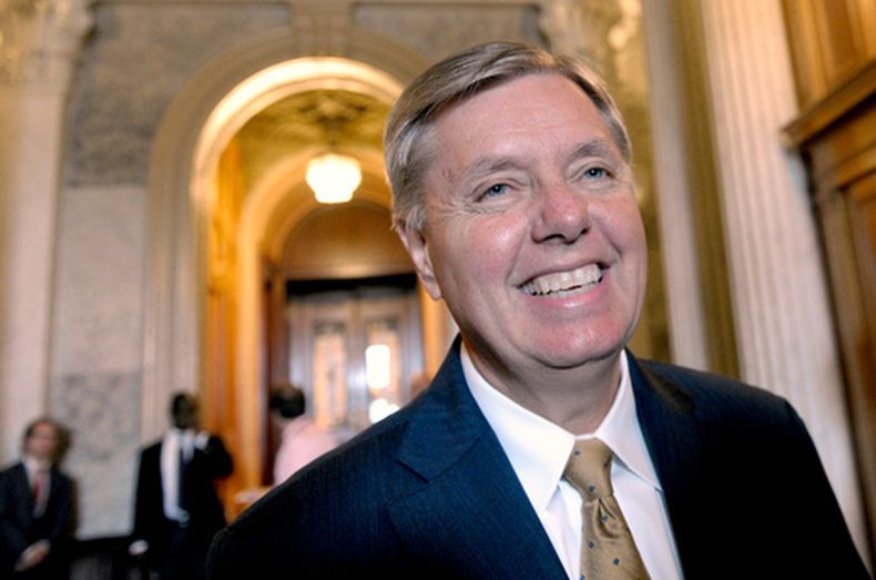 El senador republicano por Carolina del Sur, Lindsey Graham, habla con la prensa en el Capitolio, el 8 de mayo de 2012, en Washington. (AP Foto/Susan Walsh, Archivo)