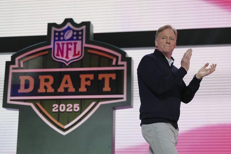 Roger Goodell, comisionado de la NFL, reacciona en el escenario durante la segunda ronda del Draft de la NFL, el viernes 25 de abril de 2025, en Green Bay, Wisconsin. (AP Foto/Jeff Roberson)