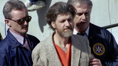 Theodore Ted Kaczynski es escoltado a su auto afuera de una corte federal en Helena, Montana, el 4 de abril de 1996. (AP Foto/John Youngbear, Archivo)