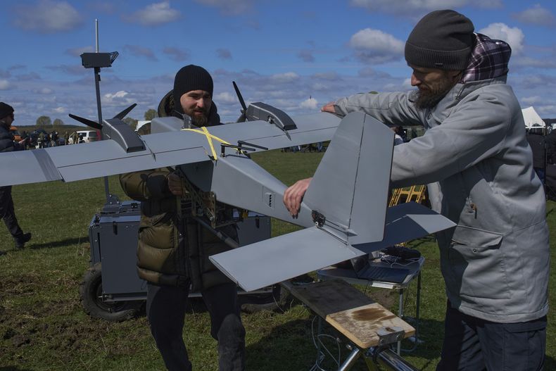 ARCHIVO - Un fabricante muestra un dron de fabricación ucraniana en una muestra de innovaciones de defensa para clientes militares, en una ubicación no revelada en Ucrania, el 11 de abril de 2025. (AP Foto/Efrem Lukatsky, archivo)