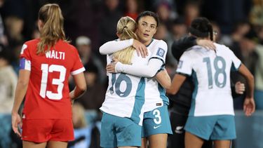 Las neozelandesas Claudia Bunge (derecha) y Jacqui Hand se abrazan tras el empate 0-0 contra Suiza en el Mundial femenino, el domingo 30 de julio de 2023, en Dunedin, Nueva Zelanda. (AP Foto/Matthew Gelhard)