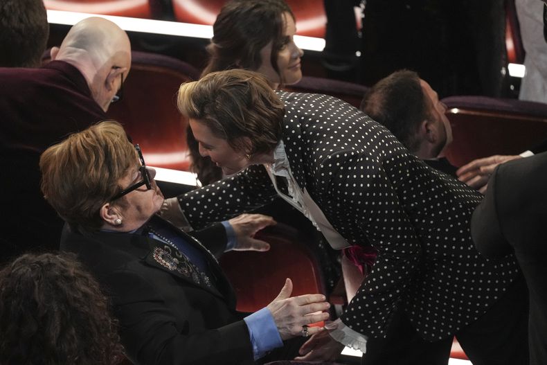 Elton John, izquierda, y Brandi Carlile en la audiencia durante los Oscar el domingo 2 de marzo de 2025 en el Dolby Theatre de Los Ángeles. (Foto AP/Chris Pizzello)