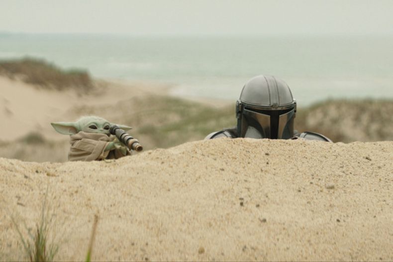 En la imagen, publicada por Disney, aparecen The Mandalorian, interpretado por Pedro Pascal, derecha, y Grogu en una escena de Star Wars: The Mandalorian and Grogu, de Lucasfilm (Lucasfilm Ltd. - Disney vía AP)