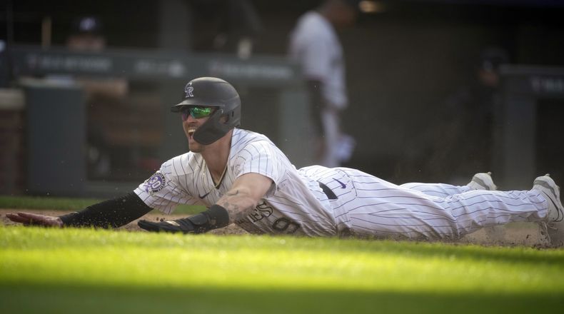 Brenton Doyle de los Rockies de Colorado reacciona tras anotar la carrera de la victoria con un wild pitch del lanzador de los Mellizos de Minnesota Jordan Luplow en la 11ma entrada del juego del domingo primero de octubre del 2023. (AP Foto/David Zalubowski)