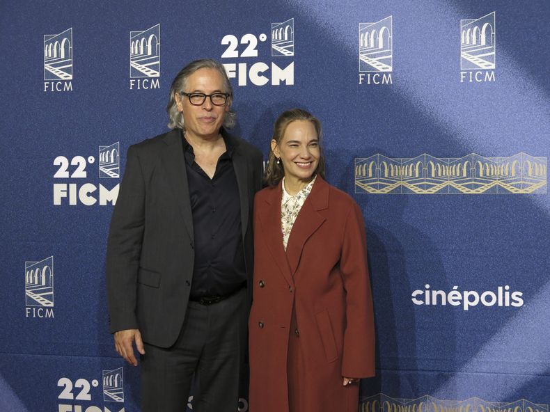 El director y cinefotógrafo Rodrigo Prieto, izquierda, y la directora general del Festival Internacional de Cine de Morelia Daniela Michel llegan a la alfombra roja de la película Pedro Paramo en el Festival Internacional de Cine de Morelia Morelia el sábado 19 de octubre de 2024, en Morelia, México. (Foto AP/Berenice Bautista)
