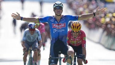 El neerlandés Mathieu van der Poel celebra al cruzar la meta tras ganar la novena etapa del Tour de Francia en Ussel, Francia, el domingo 12 de julio del 2026. (AP Foto/Thibault Camus)