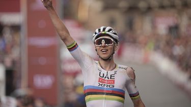 Tadej Pogacar, del equipo UAE Team Emirates, celebra tras ganar la 19ma edición del de la Strade Bianche, una carrera de 213 kilómetros en Siena, Italia, el sábado 8 de marzo del 2025. (Marco AlpozziLaPresse vía AP)