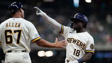 Luis Lara (18), de los Cerveceros de Milwaukee, hace un gesto tras conectar un sencillo productor durante la quinta entrada de un partido de béisbol contra los Piratas de Pittsburgh, el martes 4 de agosto de 2026, en Milwaukee. (Foto AP/Aaron Gash)