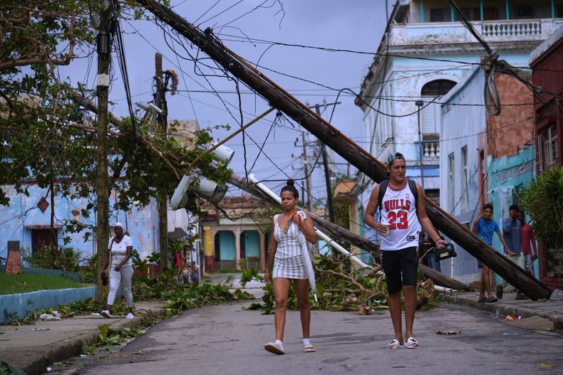 Peatones caminan por la ciudad de Santiago de Cuba, el miércoles 29 de octubre de 2025, tras el paso del huracán Melissa. (Foto AP/Ramón Espinosa)