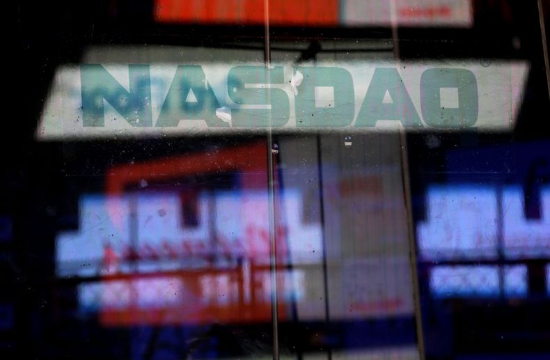 Tableros electr&oacute;nicos se reflejan en la ventana del Nasdaq en Nueva York, el jueves 22 de agosto de 2013. (Foto AP/Seth Wenig)