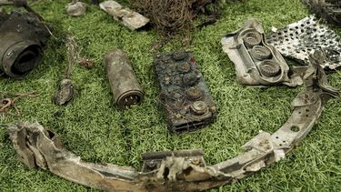 ARCHIVO - Fragmentos de lo que las autoridades de Kiev describieron como un misil hipersónico ruso que impactó contra una fábrica en Dnipro, Ucrania, el 21 de noviembre de 2024, se ven en un centro de análisis forense en un lugar no revelado de Ucrania, el 24 de noviembre. (AP foto/Evgeniy Maloletka, archivo)