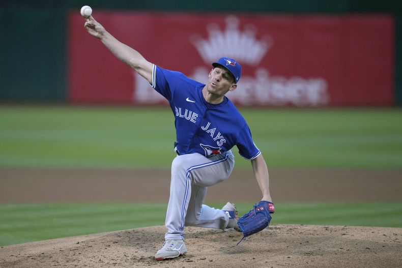 Chris Bassitt, de los Azulejos de Toronto, cumple con su apertura ante los Atléticos de Oakland, el martes 5 de septiembre de 2023 (AP Foto/Jeff Chiu)