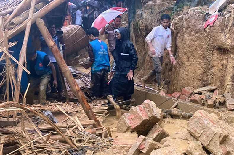 Rescatistas trabajan en el lugar de un alud de tierra en un campamento de refugiados rohinya en Coxs Bazar, Bangladesh, el miércoles 8 de julio de 2026. (AP Foto/Shamimul Islam Faisal)