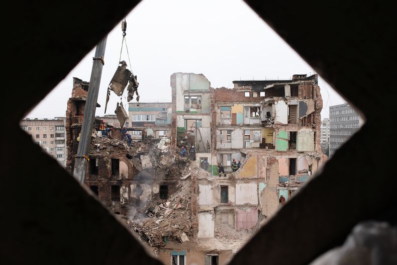 Rescatistas retiran escombros de un edificio residencial que sufrió grandes daños en un ataque ruso, en Ternopil, Ucrania, el 21 de noviembre de 2025. (AP Foto/Vlad Kravchuk)