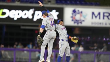 El jardinero central de los Mets de Nueva York Harrison Bader (44) y el campocorto Francisco Lindor, a la derecha, celebran tras vencer a los Marlins de Miami, el lunes 22 de julio de 2024, en Miami. (AP Foto/Lynne Sladky)