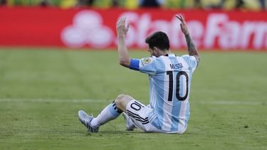 fanaticos reaccionan a  la derrota de argentina y a la  renuncia de messi