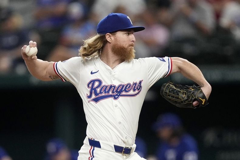 Jon Gray, abridor de los Rangers de Texas, hace un lanzamiento en el juego ante los Medias B lancas de Chicago, el martes 23 de julio de 2024 (AP Foto/Tony Gutiérrez)